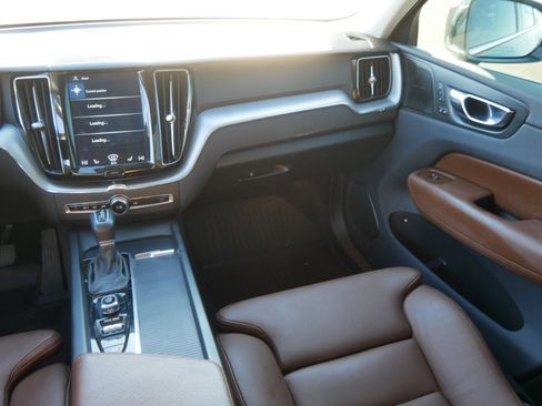 Used 2019 Volvo XC60 T5 Momentum w/ Multimedia Package image 11