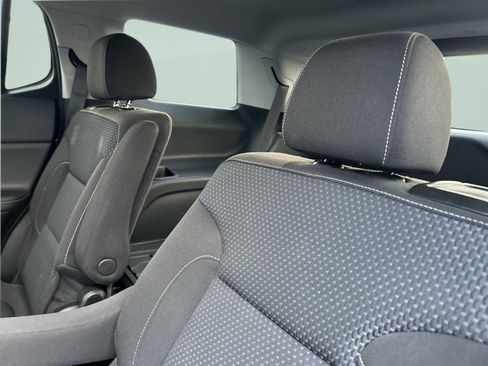 Used 2023 GMC Acadia SLE w/ Driver Convenience Package image 12