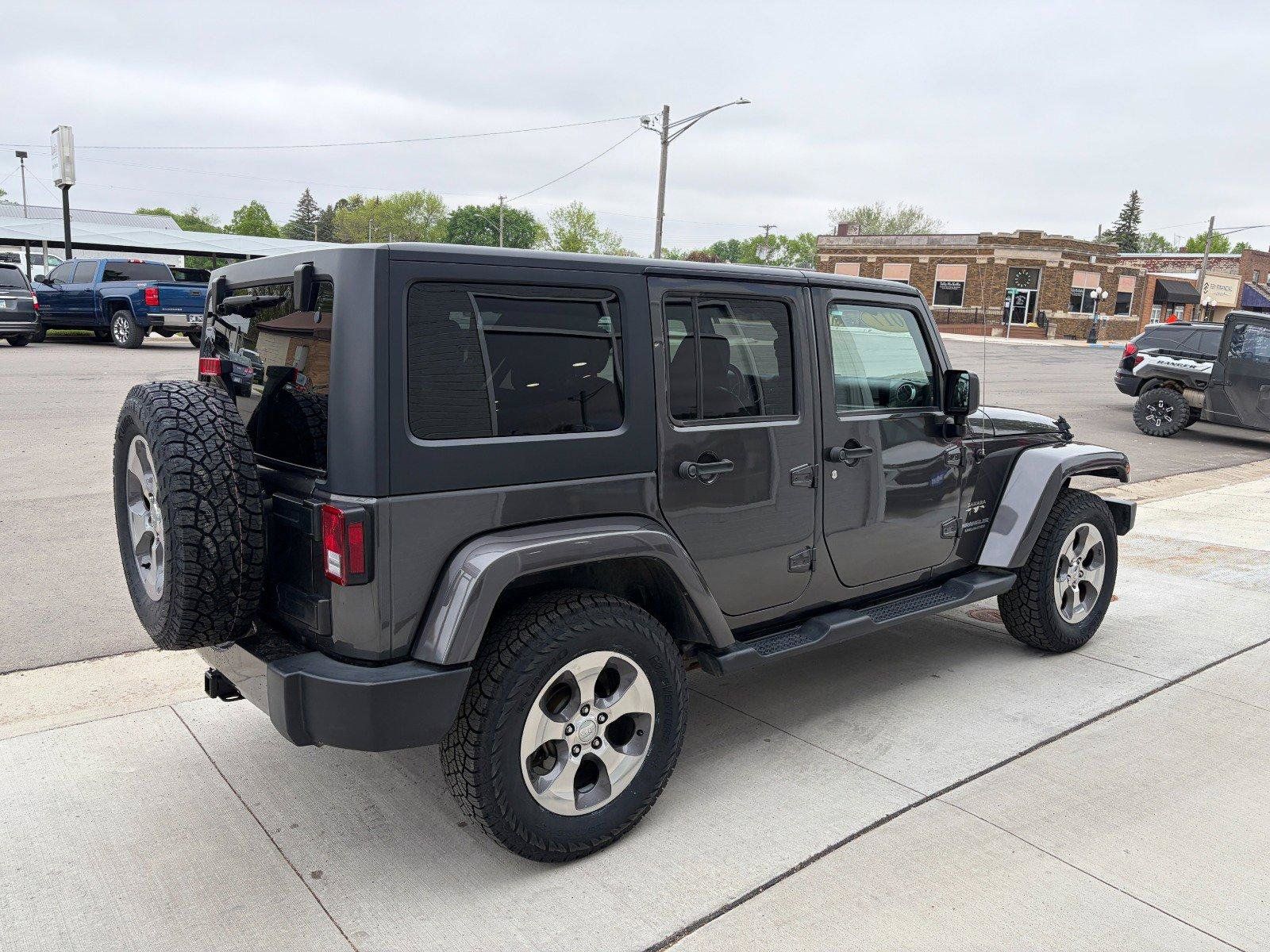 Used 2017 Jeep Wrangler Unlimited Sahara w/ Connectivity Group AWD/4WD image 5