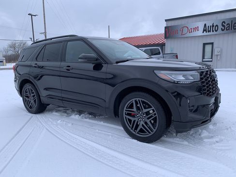 Used 2025 Ford Explorer ST image 2