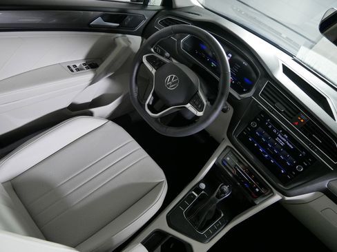 Used 2023 Volkswagen Tiguan SE w/ Panoramic Sunroof Package image 9