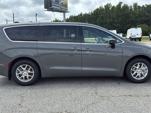 New 2025 Chrysler Pacifica Select image 8