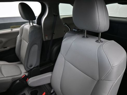 Used 2024 Toyota Sienna XLE FWD image 37