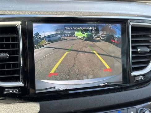 Used 2024 Chrysler Pacifica Touring-L image 4