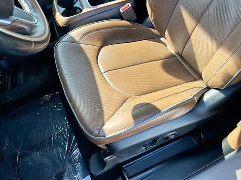 Used 2017 Chrysler Pacifica Limited w/ Advanced Safetytec Group FWD image 18