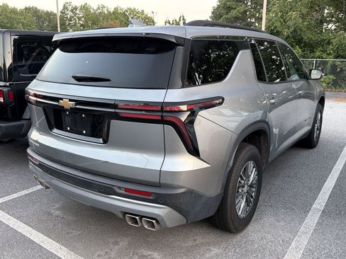 Used 2026 Chevrolet Traverse LT FWD image 4