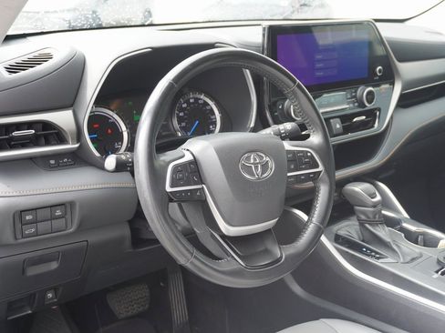 Used 2023 Toyota Highlander Bronze Edition image 7