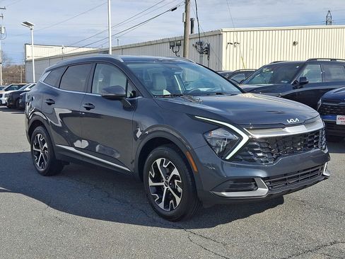 Used 2023 Kia Sportage EX image 3