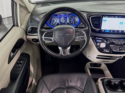 Used 2021 Chrysler Pacifica Touring-L image 16
