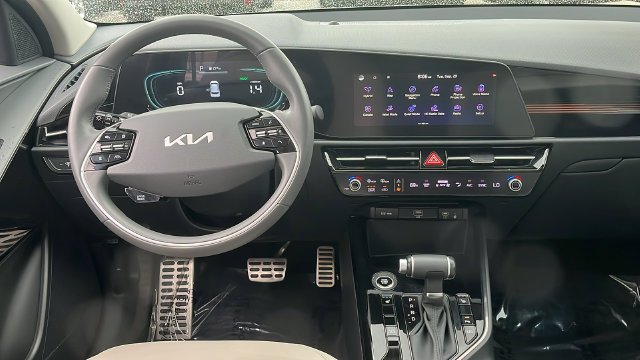 Used 2023 Kia Niro EX Touring FWD image 4
