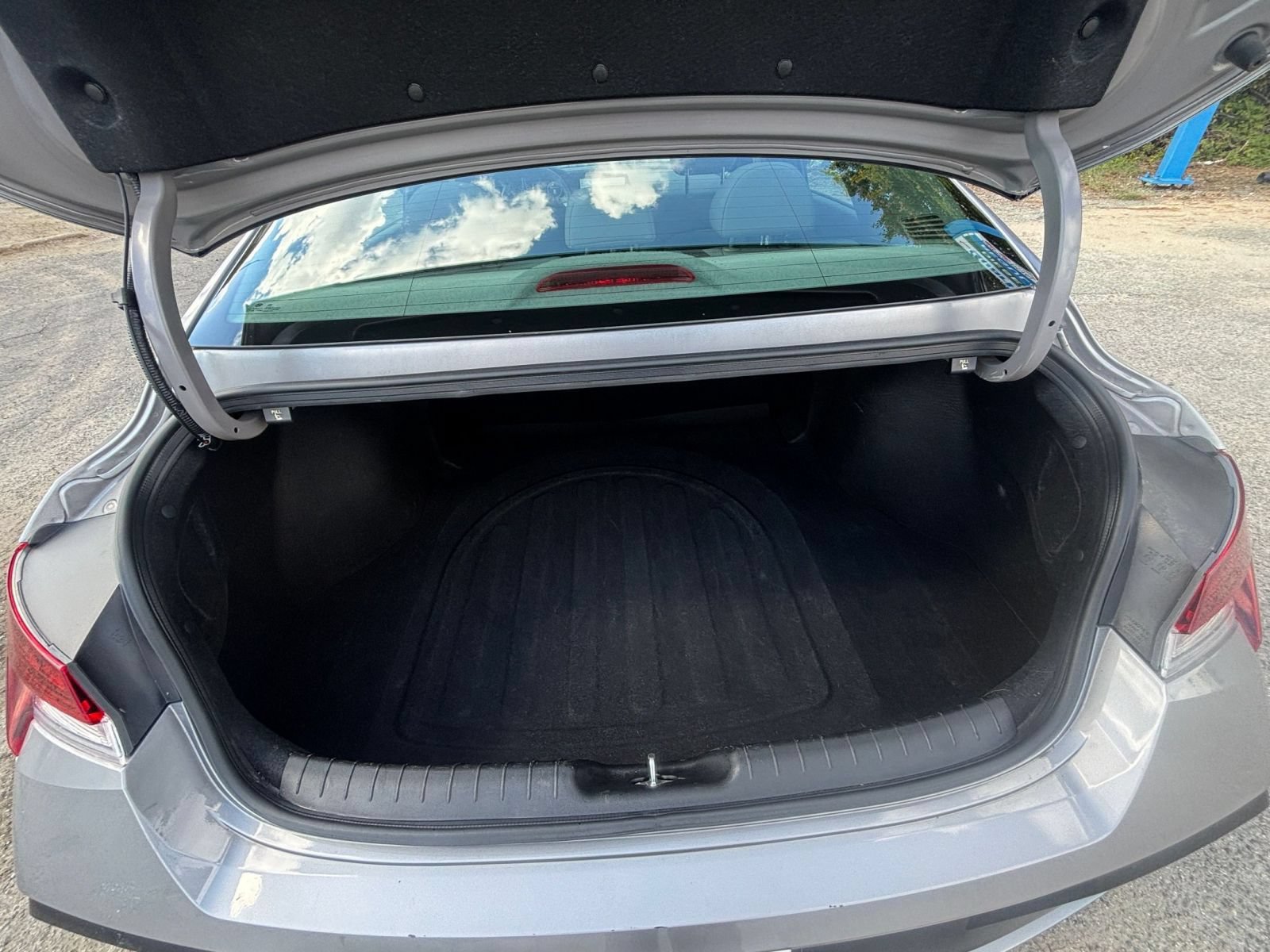 Used 2025 Hyundai Elantra SEL FWD image 32