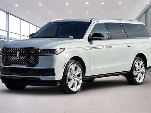 Certified 2025 Lincoln Navigator L Reserve AWD/4WD image 8