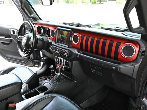 Used 2018 Jeep Wrangler Unlimited Rubicon w/ Dual Top Group AWD/4WD image 28