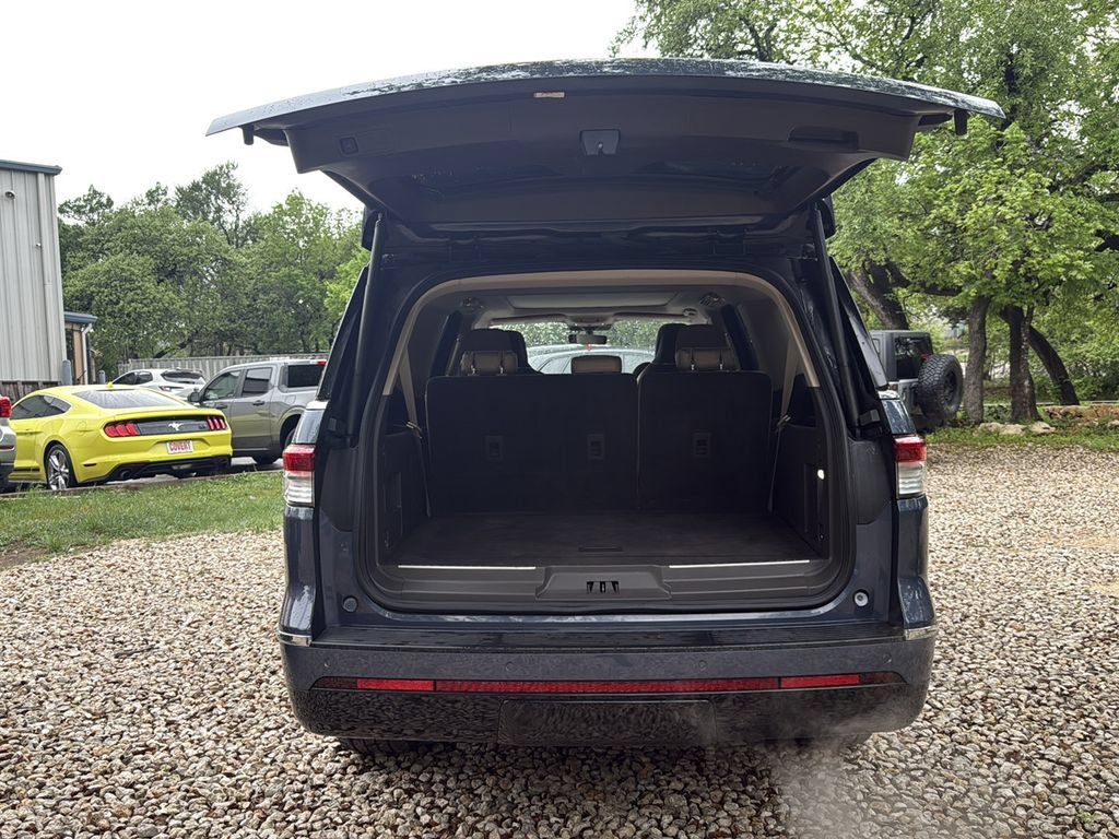 Used 2022 Lincoln Navigator L Reserve RWD image 11