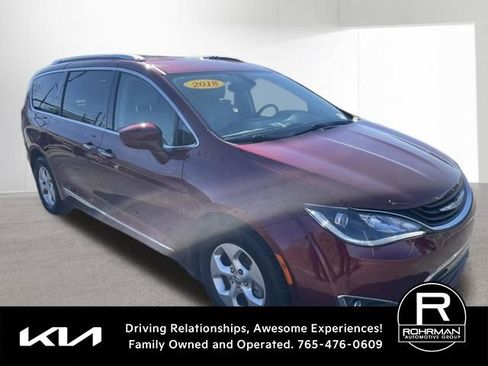 Used 2018 Chrysler Pacifica Touring-L image 3