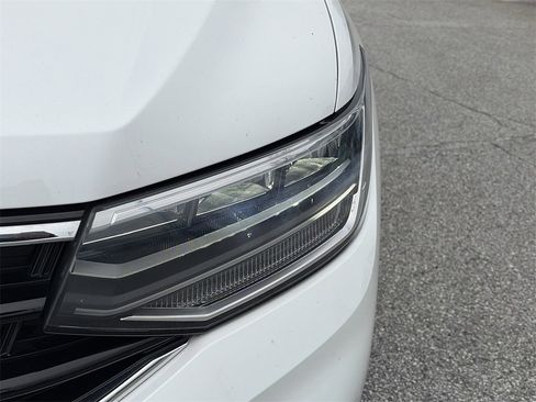 Used 2022 Volkswagen Tiguan SE R-Line image 32