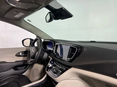 Used 2024 Chrysler Pacifica Limited image 29