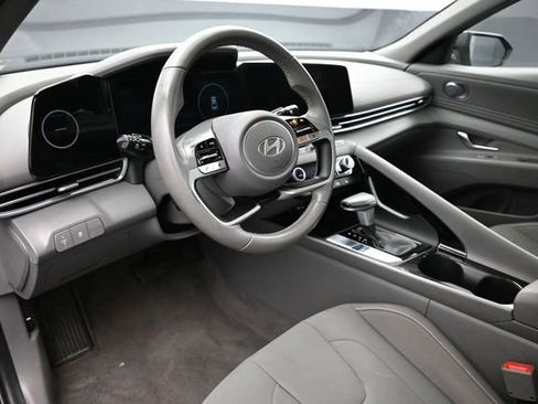 Used 2025 Hyundai Elantra SEL FWD image 12