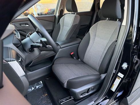 Used 2023 Nissan Rogue SV image 31