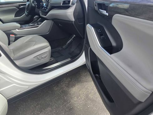 Used 2023 Toyota Highlander Platinum image 11