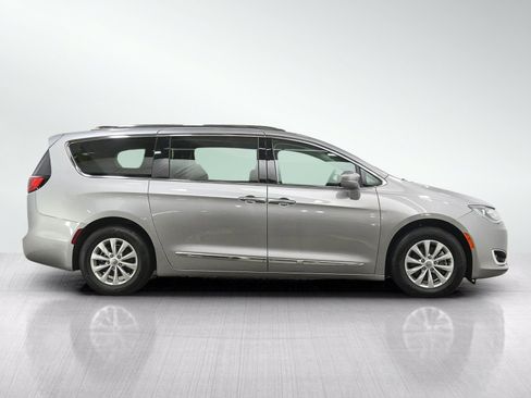 Used 2018 Chrysler Pacifica Touring-L FWD image 6