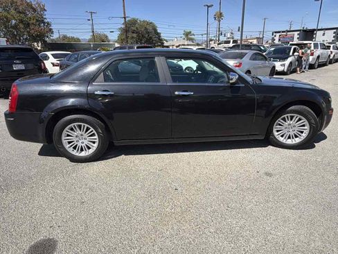 Used 2010 Chrysler 300 Touring RWD image 4