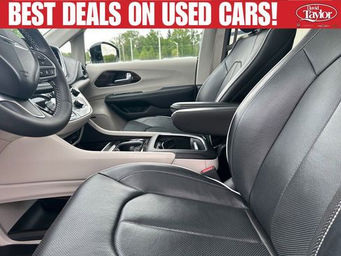 Used 2023 Chrysler Pacifica Limited w/ Uconnect Theater Family Group AWD/4WD image 10