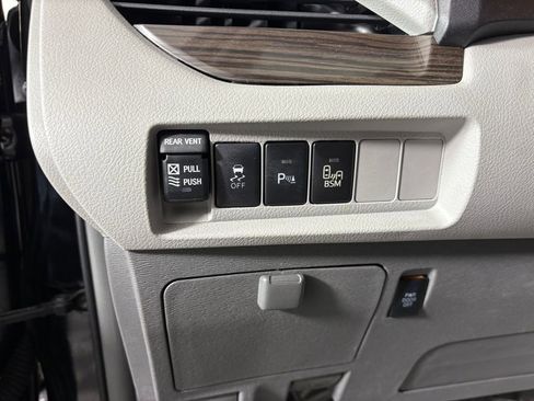 Used 2017 Toyota Sienna AWD image 14