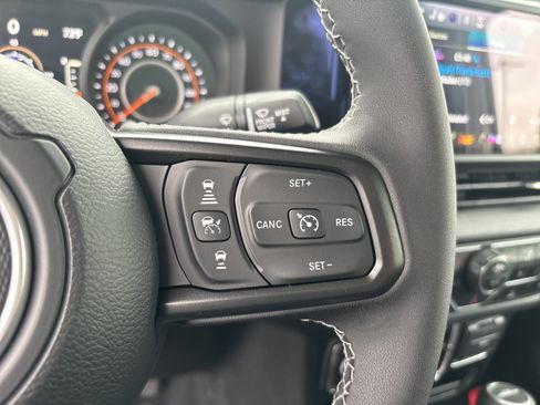 Used 2025 Jeep Gladiator Sport AWD/4WD image 14