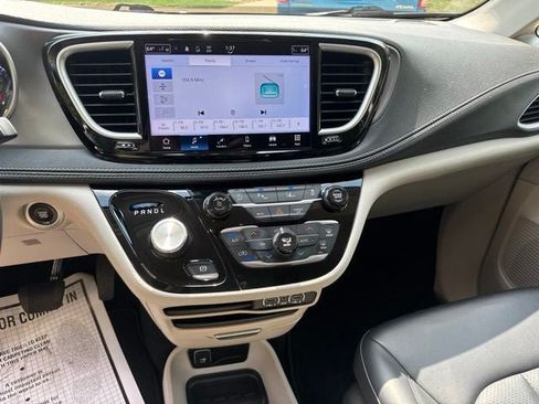 Used 2023 Chrysler Pacifica Touring-L AWD/4WD image 14