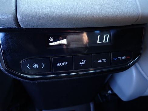 Used 2024 Toyota Highlander XLE AWD/4WD image 12
