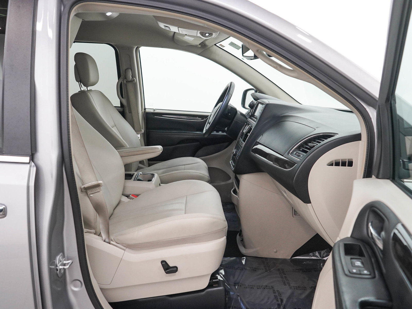 Used 2016 Chrysler Town & Country Touring-L w/ Driver Convenience Group FWD image 11