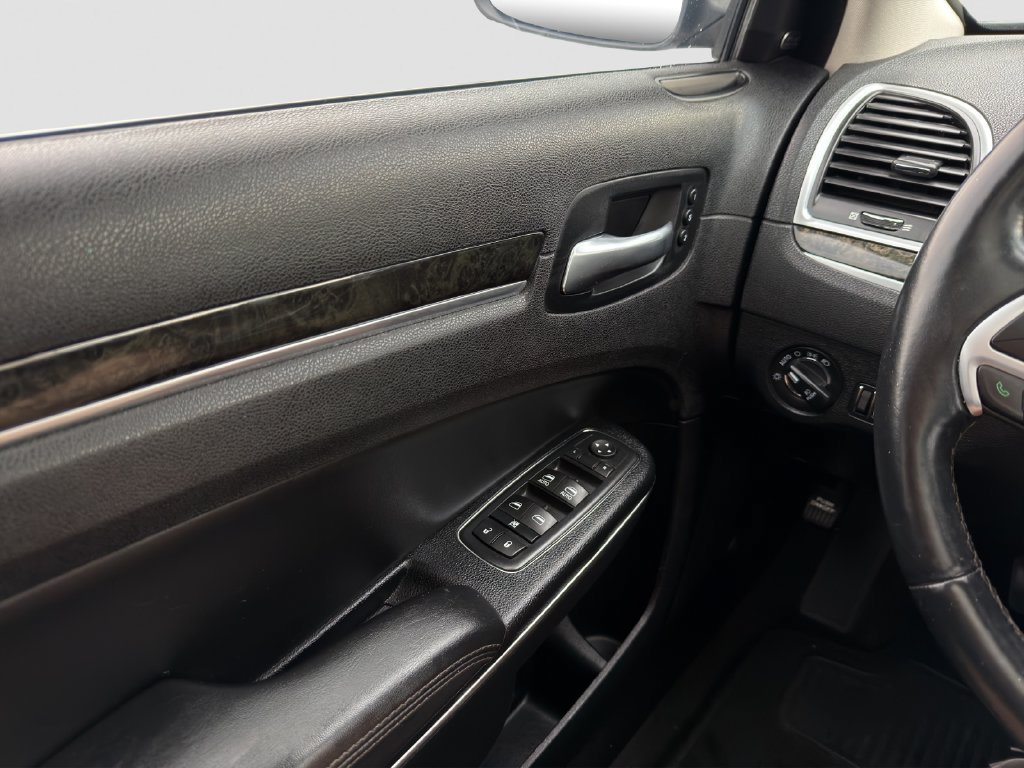 Used 2016 Chrysler 300 C RWD image 25
