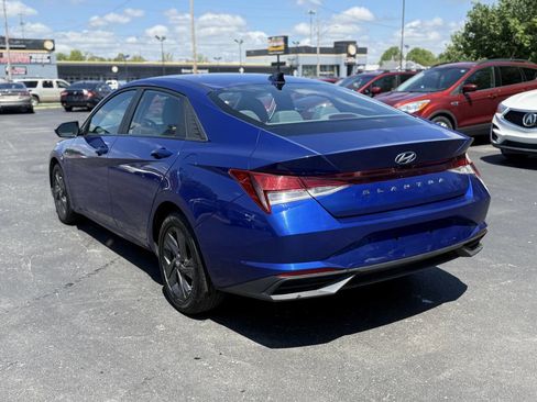 Used 2022 Hyundai Elantra SEL w/ Cargo Package FWD image 3