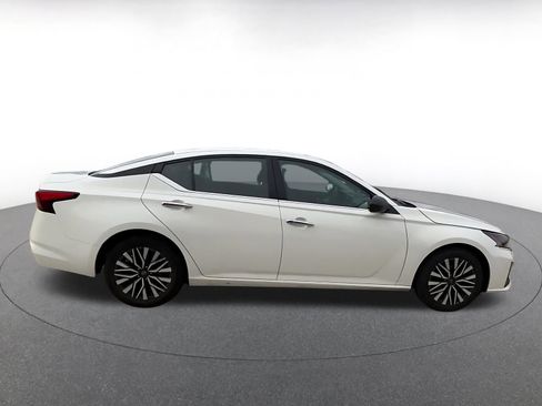 Used 2025 Nissan Altima 2.5 SV FWD image 16