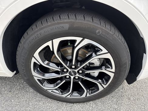 Used 2026 Lincoln Nautilus Reserve image 12