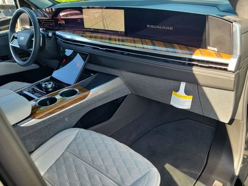 Certified 2025 Cadillac Escalade Premium Luxury Platinum image 29