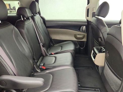 Used 2025 Kia Carnival FWD image 22