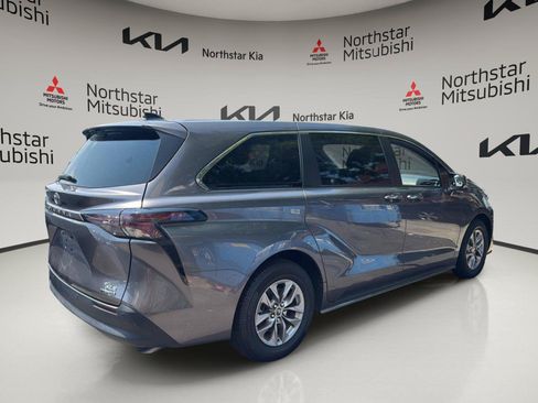 Used 2023 Toyota Sienna XLE FWD image 6
