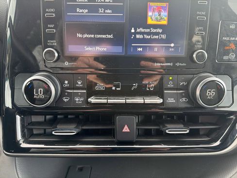 Used 2022 Toyota Highlander LE AWD/4WD image 27