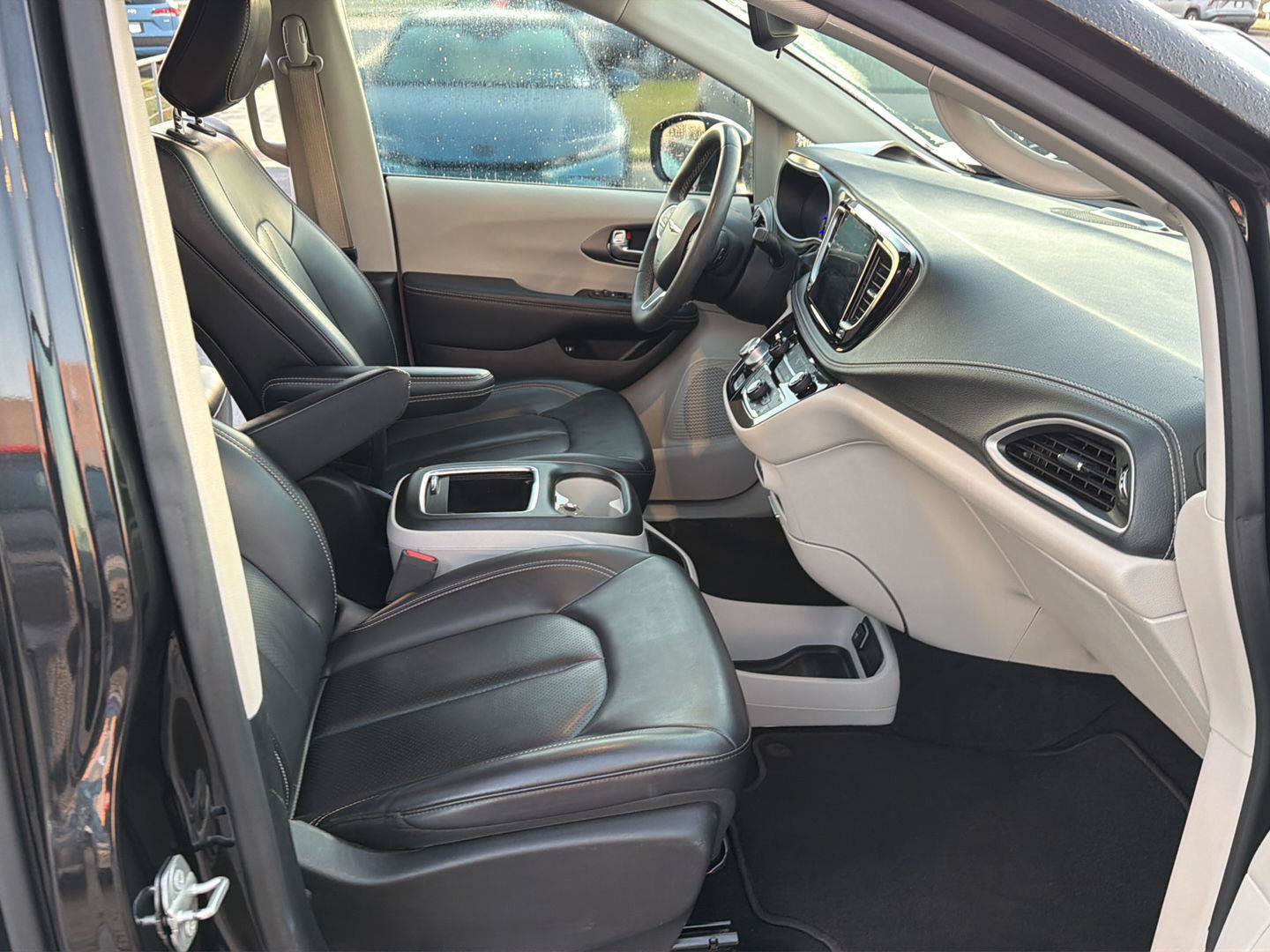 Used 2023 Chrysler Pacifica Touring-L FWD image 13