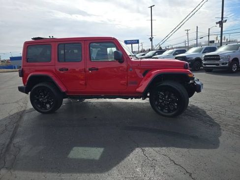 Used 2025 Jeep Wrangler Unlimited Sahara w/ Safety Group AWD/4WD image 17