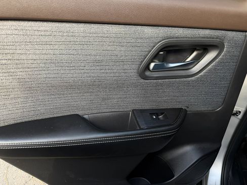 Used 2021 Nissan Rogue SV image 15