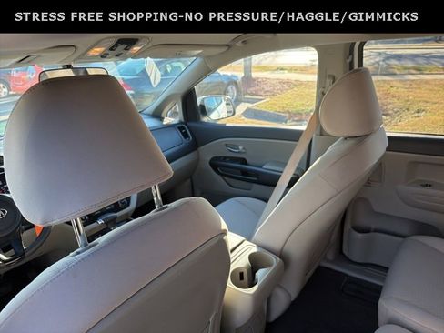 Used 2018 Kia Sedona LX image 26