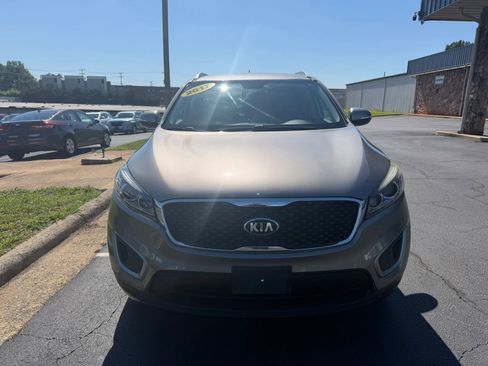 Used 2017 Kia Sorento LX FWD image 2
