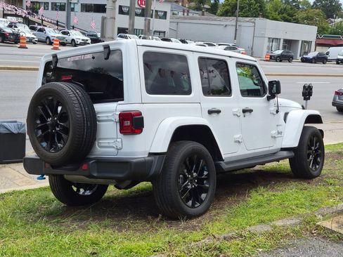 Used 2023 Jeep Wrangler Unlimited Sahara w/ Cold Weather Group AWD/4WD image 6