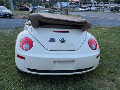 Used 2006 Volkswagen Beetle Convertible w/ Package 2 FWD image 6