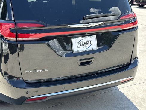 Used 2023 Chrysler Pacifica Touring-L FWD image 6