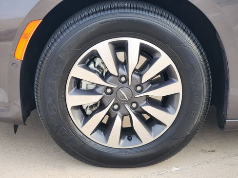 Used 2022 Chrysler Pacifica Limited image 10