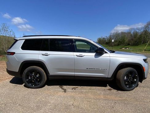 New 2026 Jeep Grand Cherokee L Limited w/ Limited Altitude Package RWD image 32